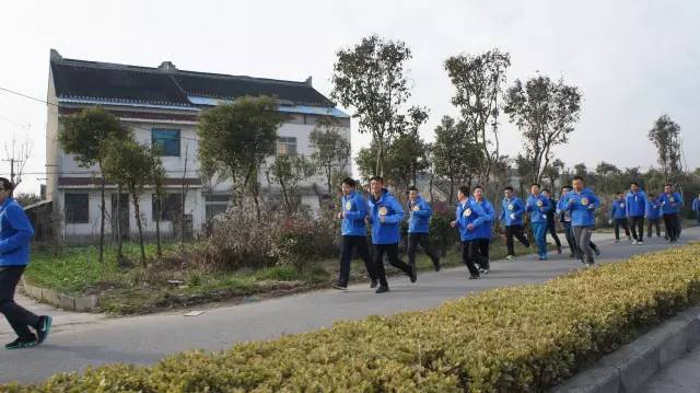 橡塑保溫材料廠家銷售員奔跑中